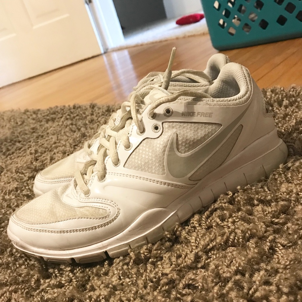 White Nike tennis shoes
